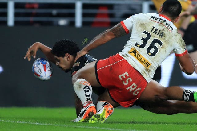 Hull FC's Albert Kelly scores his side's first try