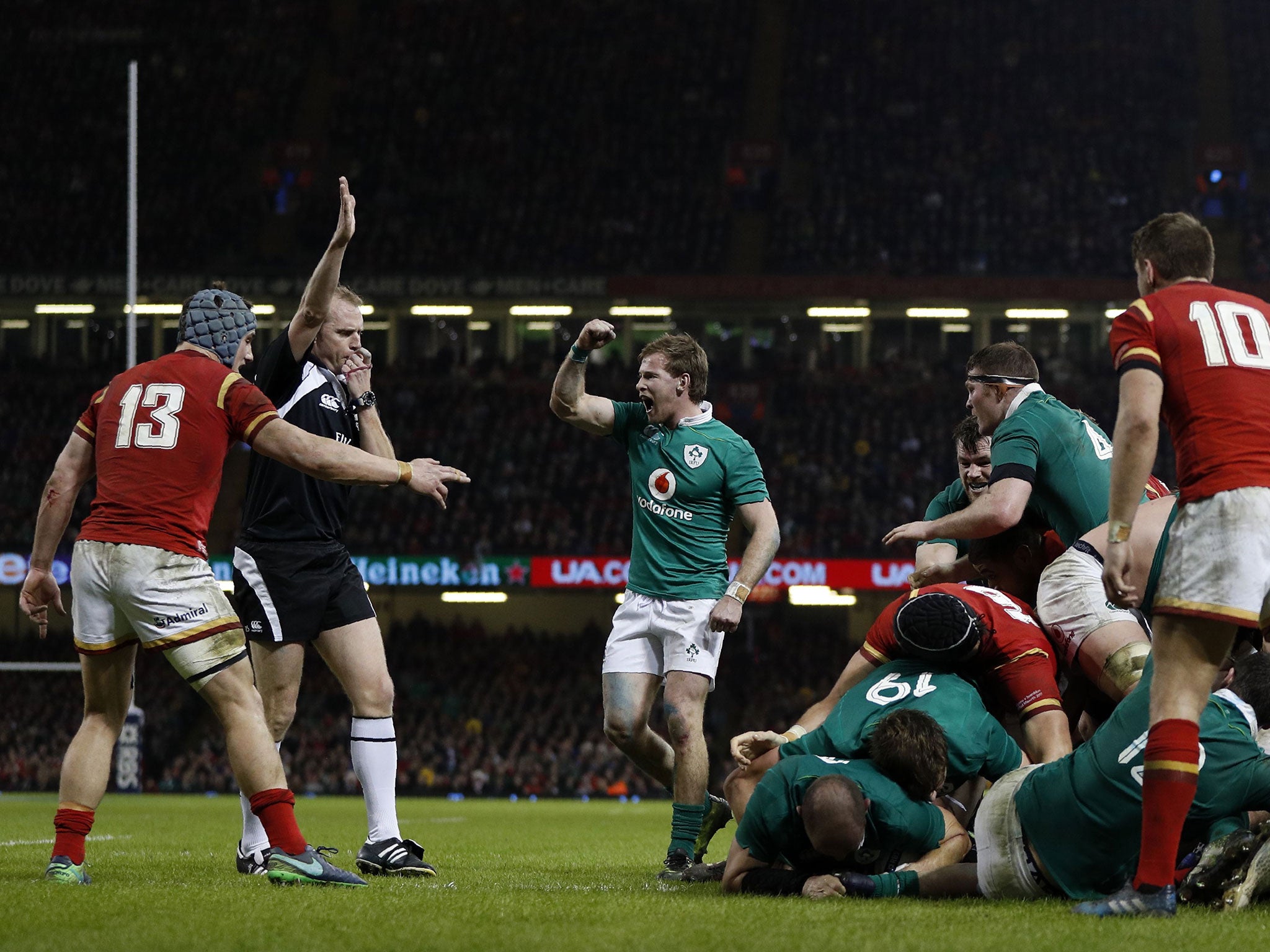 Wayne Barnes correctly penalises Robbie Henshaw for joining a maul in front of the ball