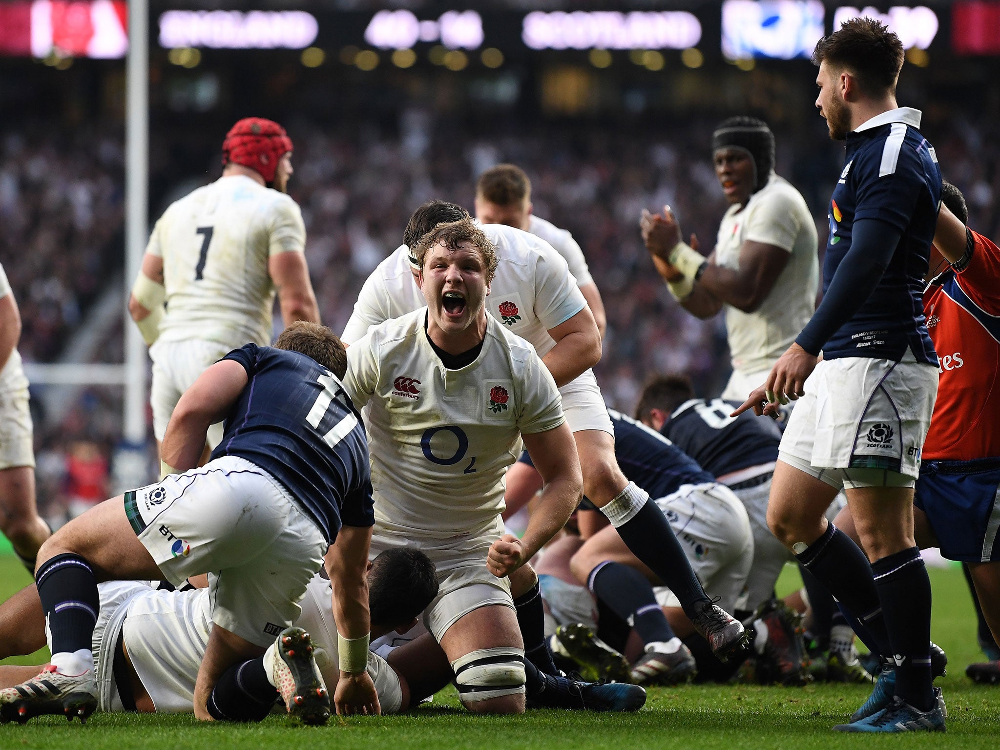 Joe Launchbury celebrates after driving over with Billy Vunipola