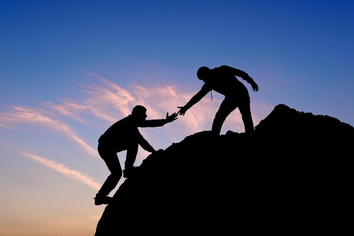 С помощью другой руки и. Человек помогает другому. Помогать друг другу. Друзья помогают друг другу. Взаимопомощь.