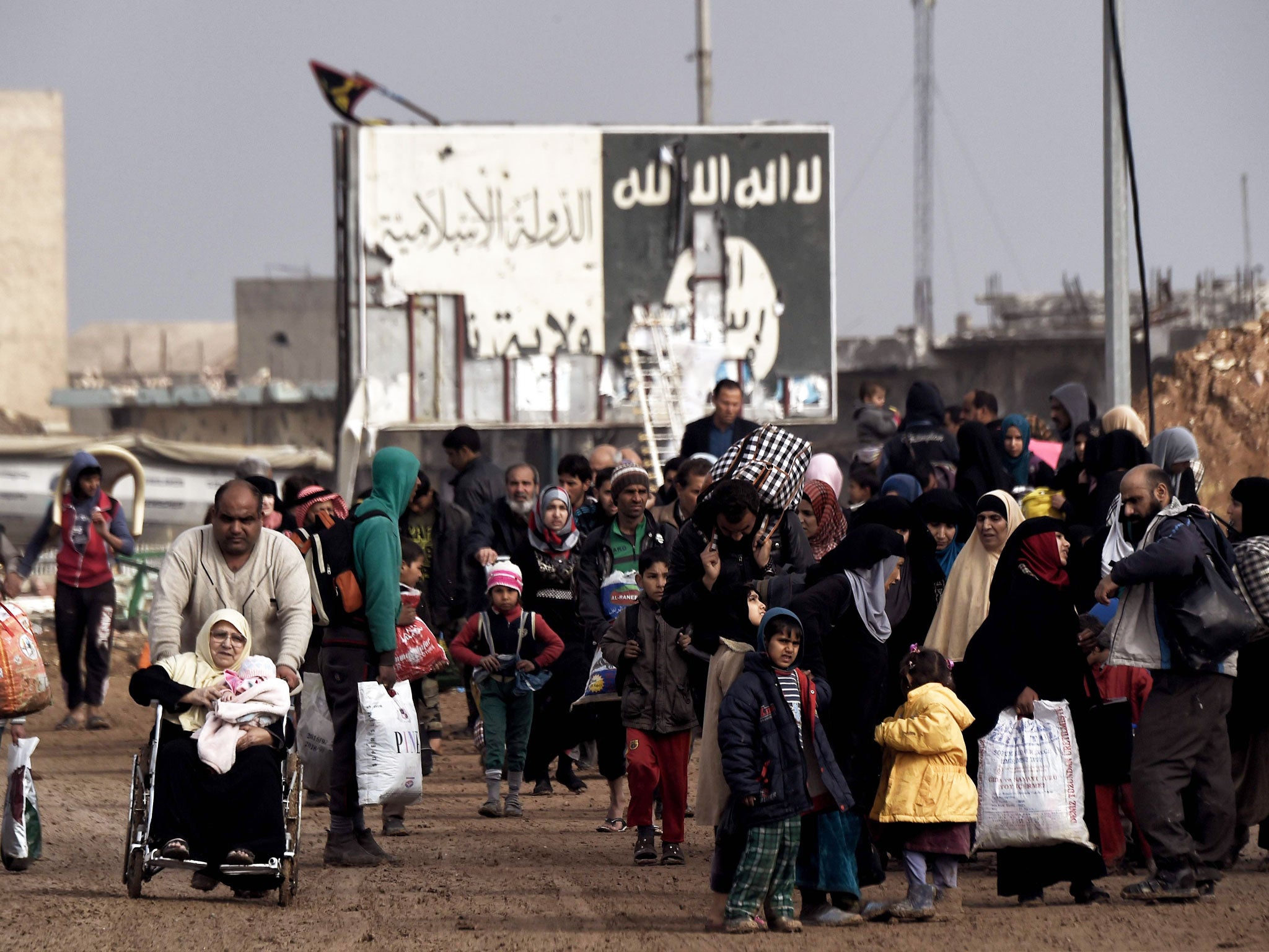 Displaced residents of western Mosul evacuate the city