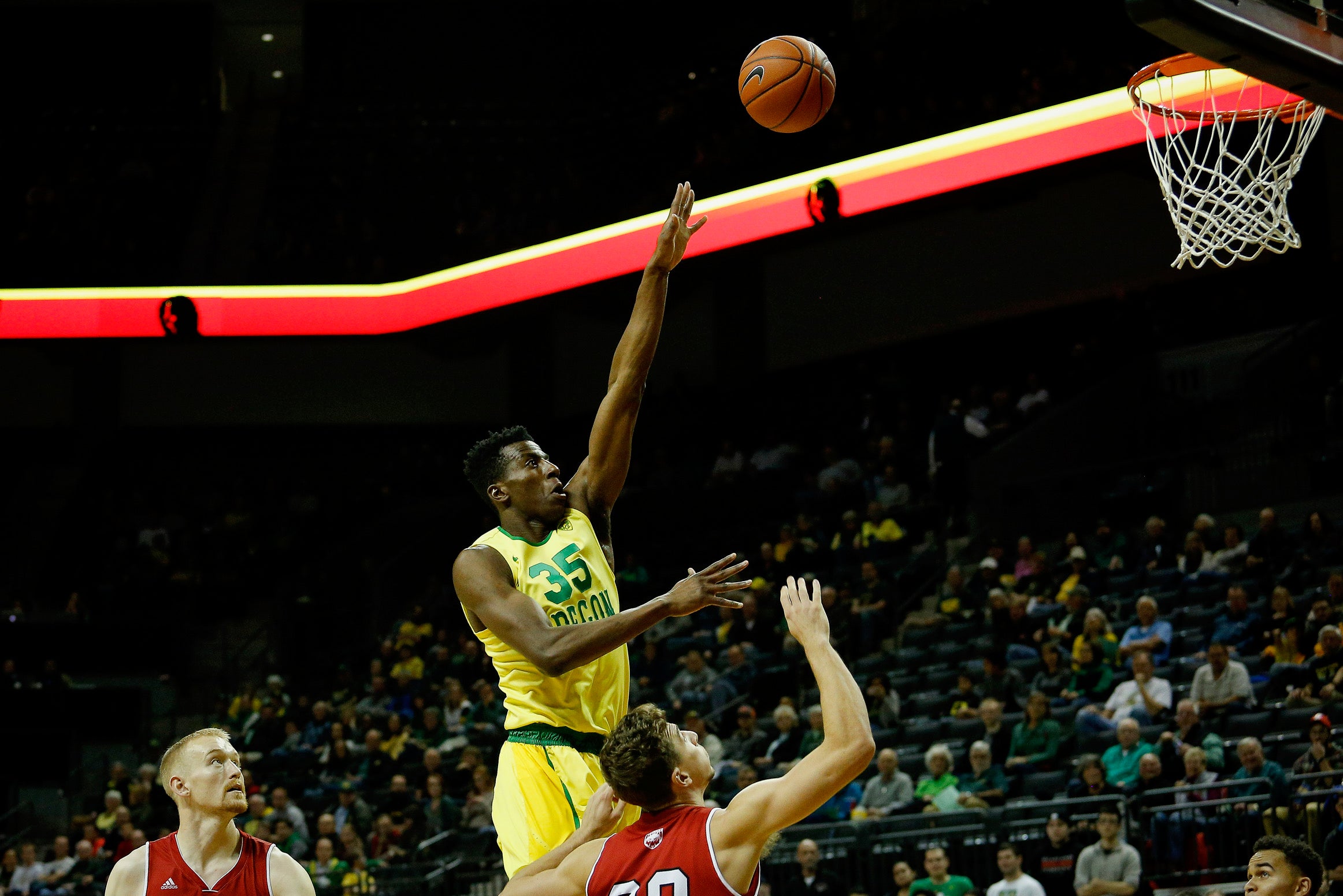 Kavell Bigby-Williams in action for Oregon University prior to March Madness