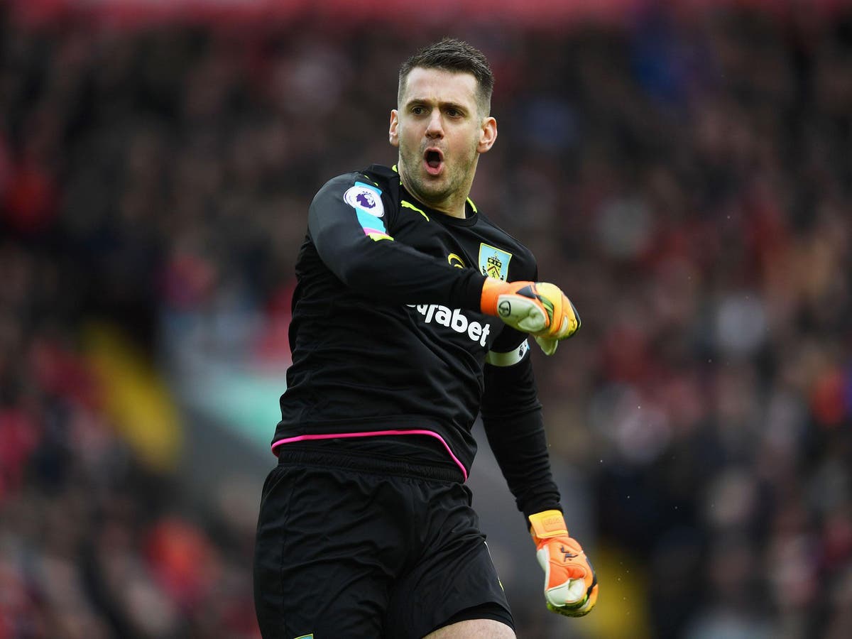 Tom Heaton denies Sunderland late winner to leave David Moyes' men ...