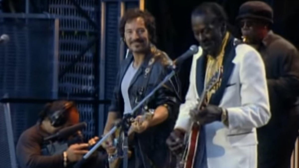Chuck Berry Dead Remember His Fiery Performance Of Johnny B Goode With Bruce Springsteen The Independent The Independent