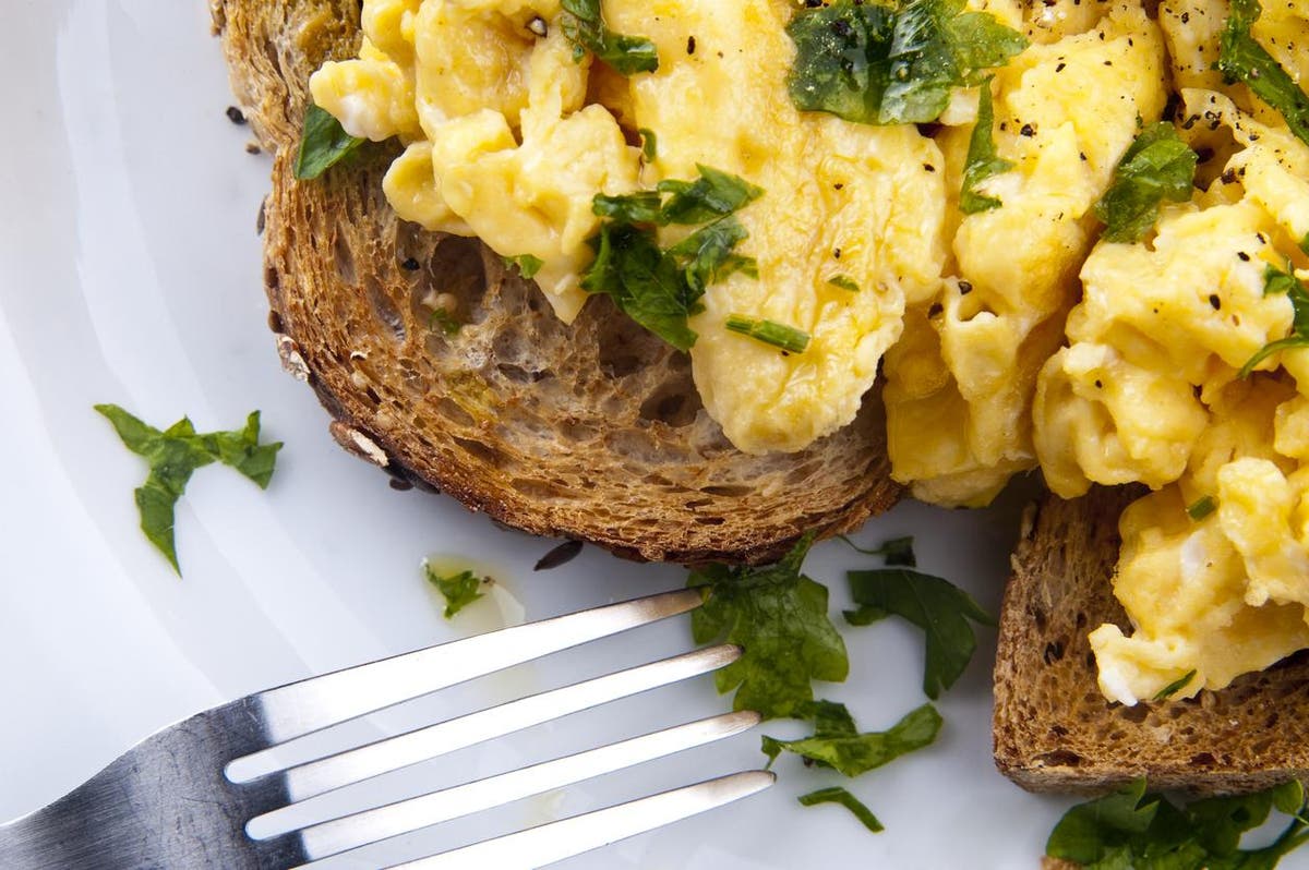 How To Make The Perfect Scrambled Eggs Reveals Anthony Bourdain The Independent The Independent