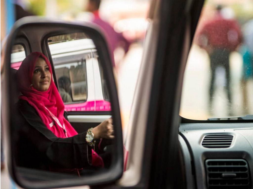 girlfriend in car in karachi