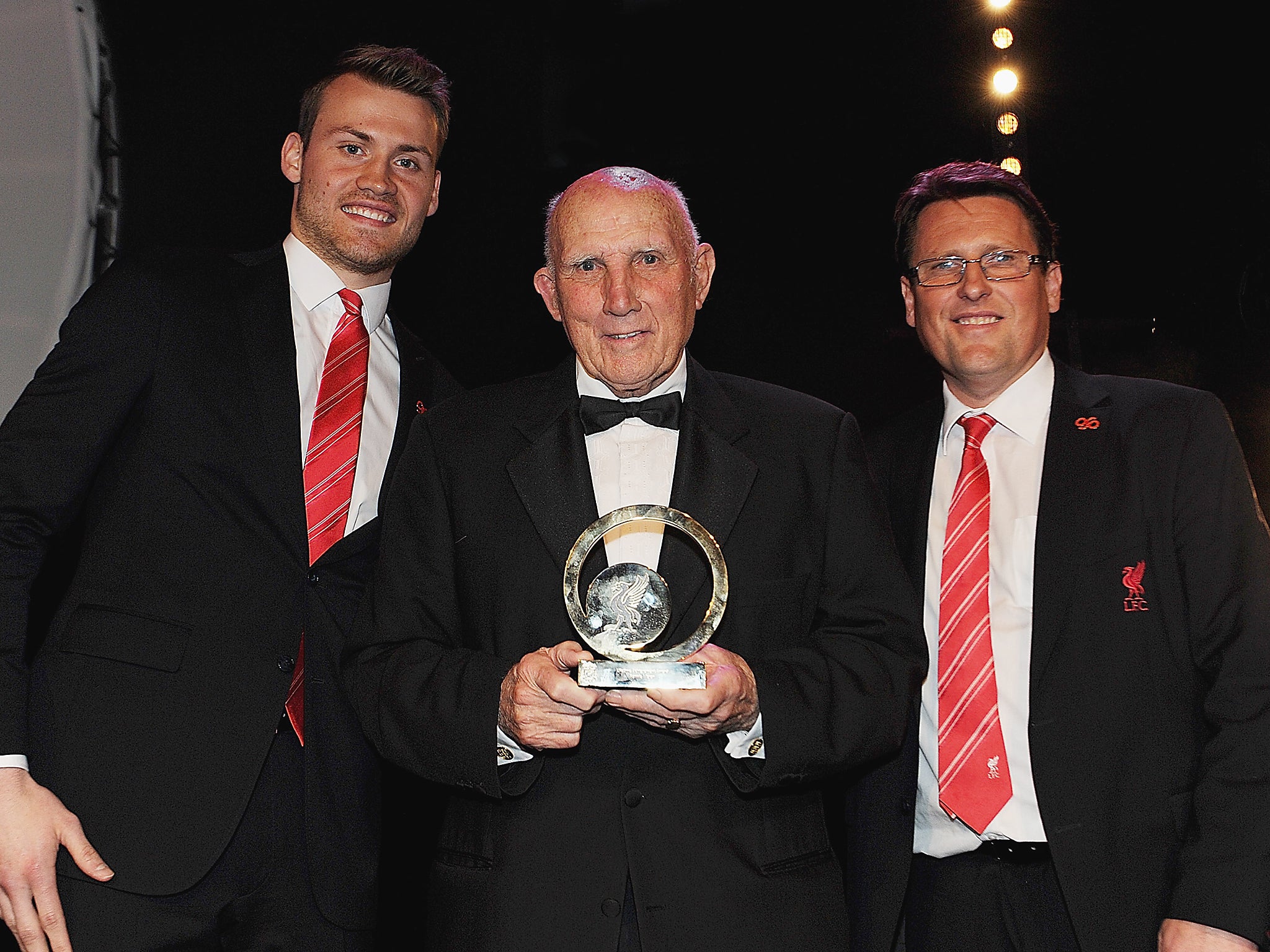 &#13;
Ronnie Moran with the Lifetime Achievement Award and Simon Mignolet and Colin Pascoe in 2014 (Getty)&#13;