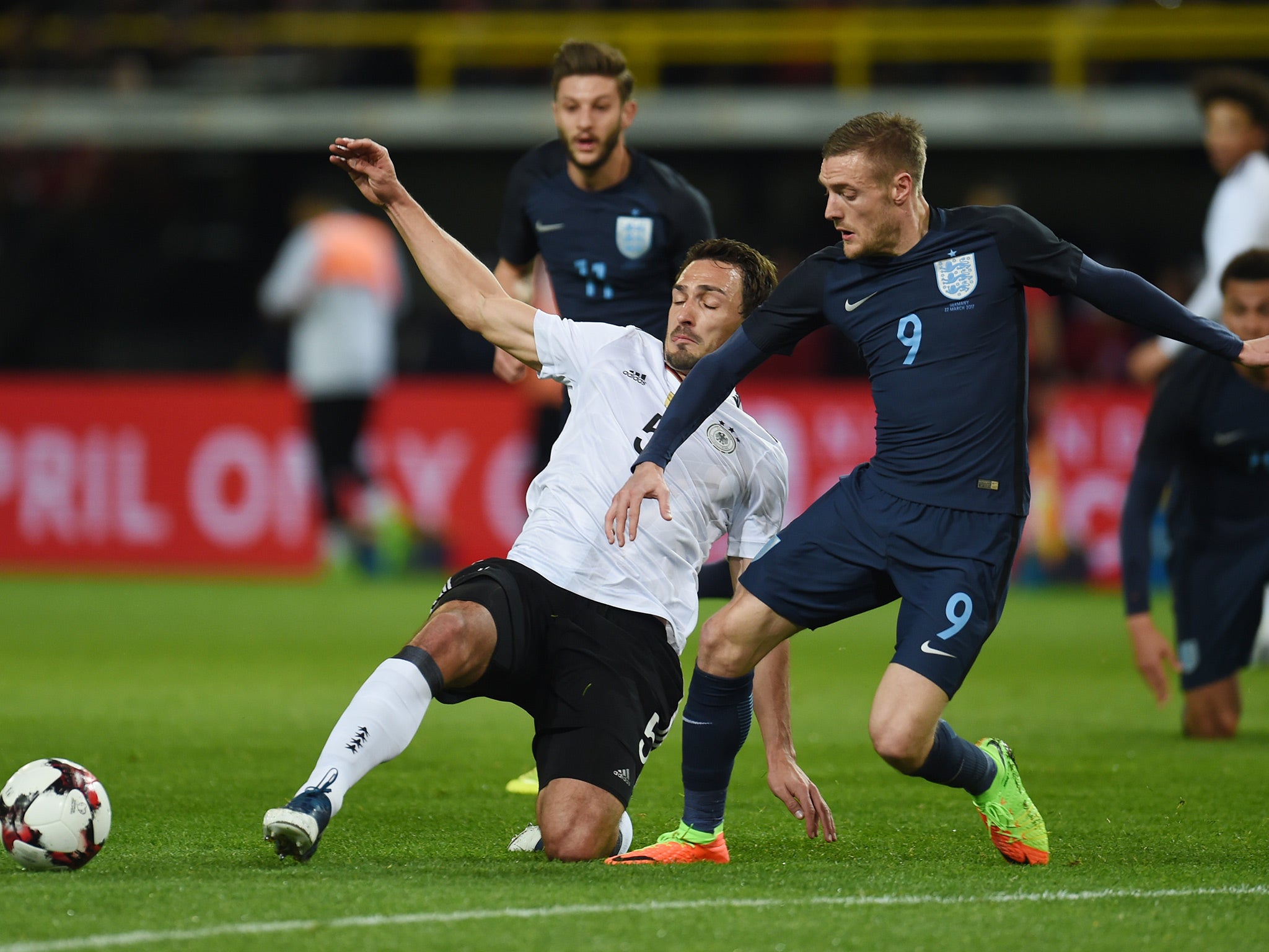 Jamie Vardy battles for the ball with Mats Hummels