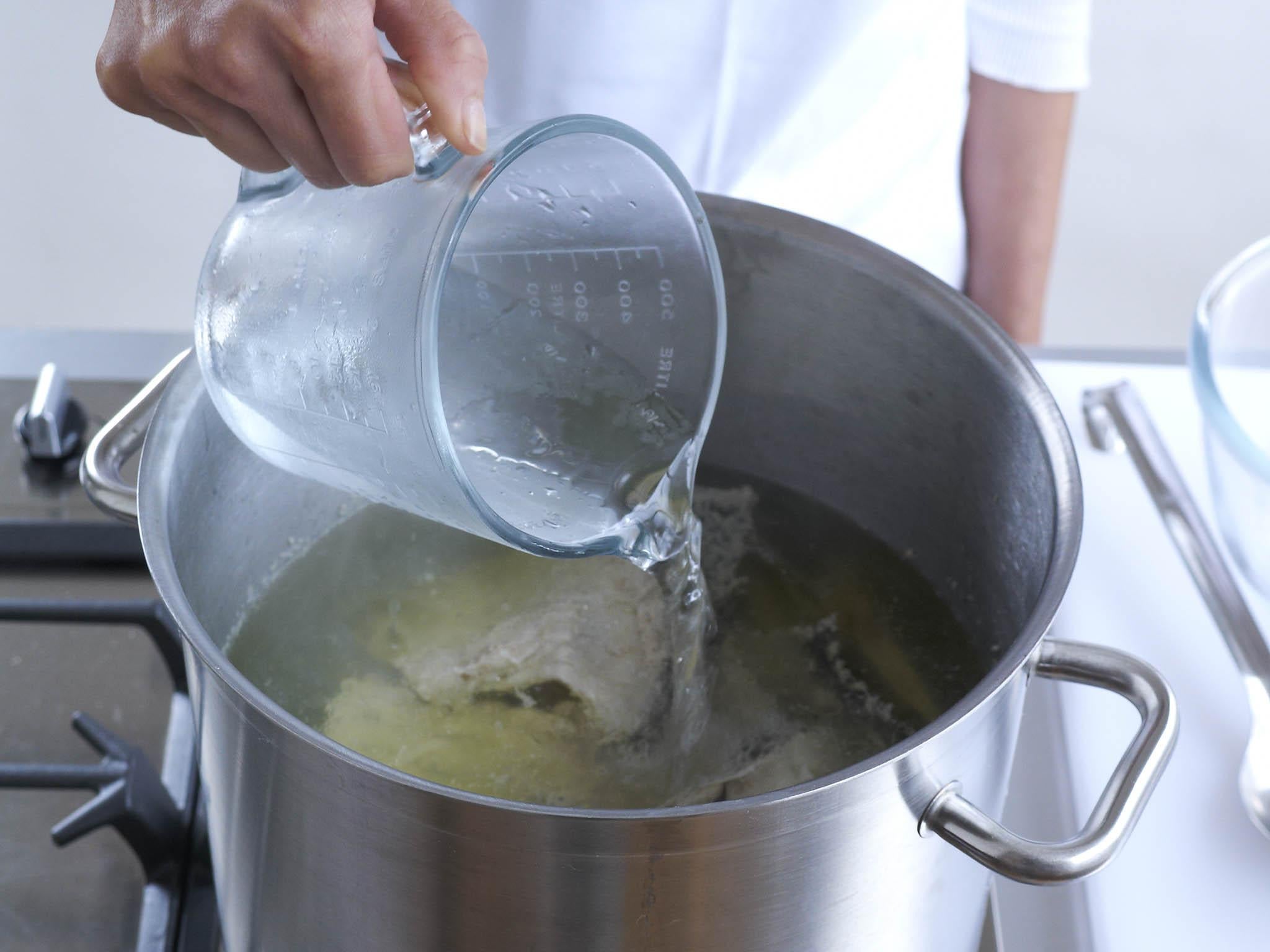 2. Adding cold water to dépouiller the stock