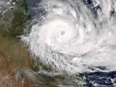 Thousands shelter as Cyclone Debbie batters northern Australia
