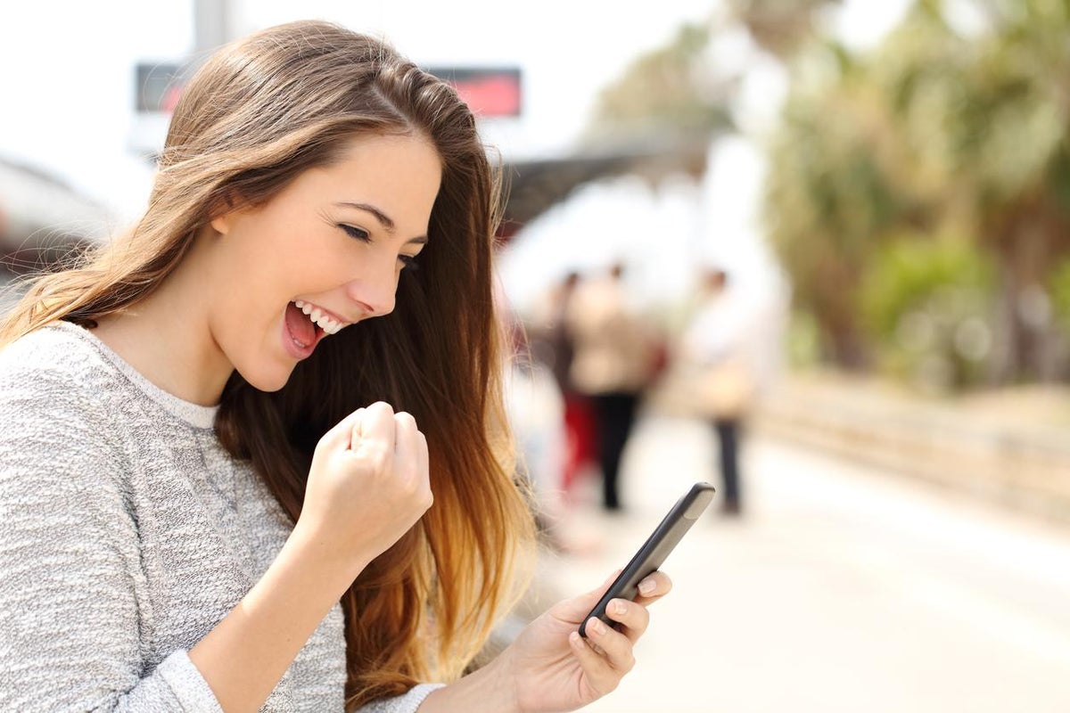 Here’s What Your Tinder Profile Should (and Shouldn’t) Say, According to Online Dating Guru