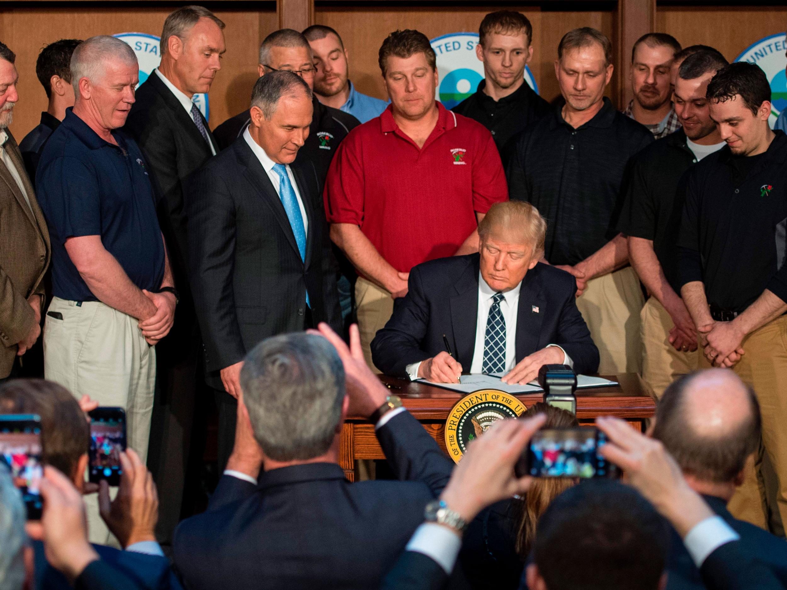 Donald Trump signed the executive order surrounded by miners at the Environmental Protection Agency