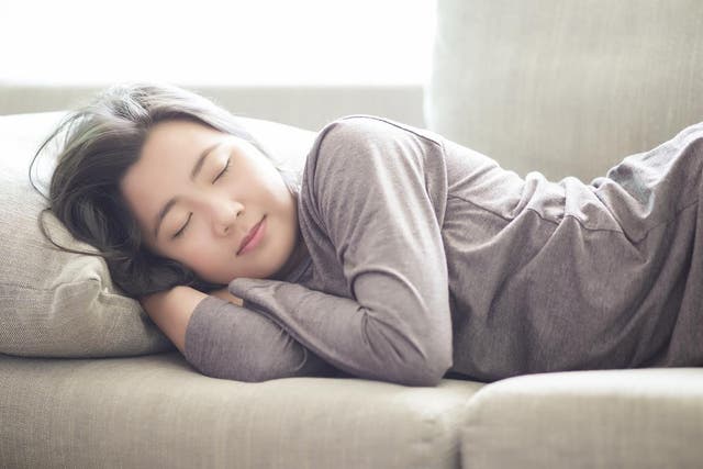 Scientists have discovered a link between taking short naps and happiness