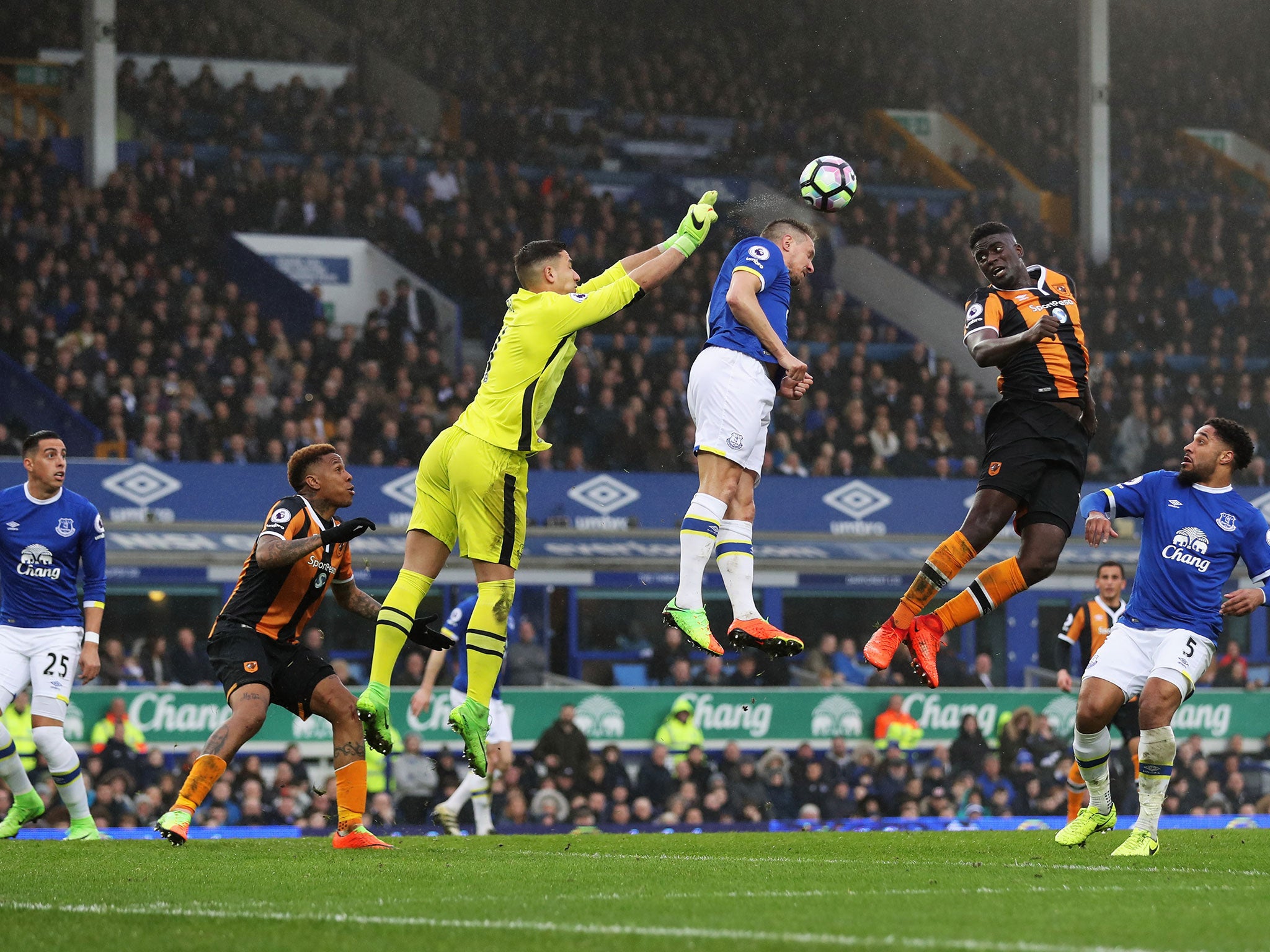 Robles in action for Everton against Hull