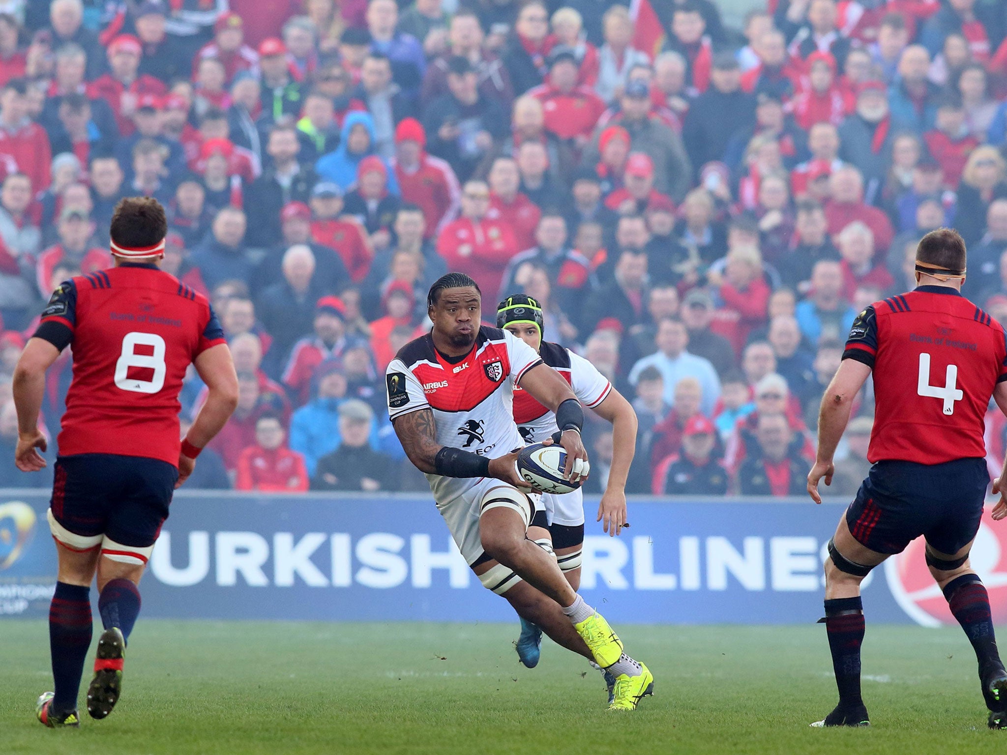 Samoan lock Joe Tekori (C) makes a break for Toulouse