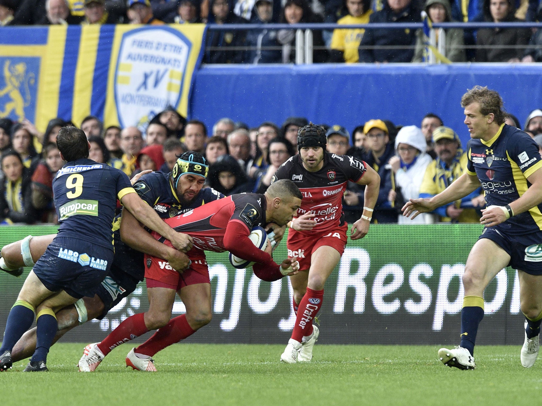 Bryan Habana is brought down by the Clermont defence