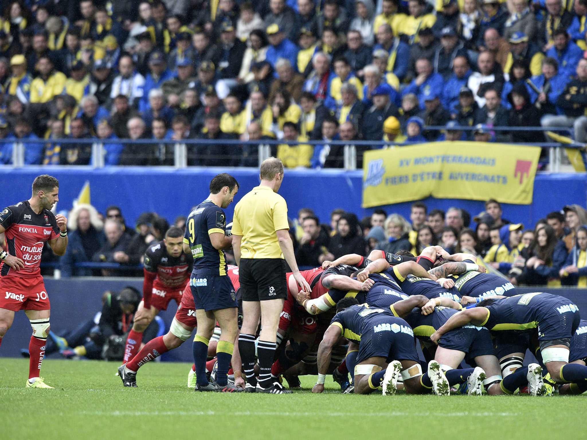 The two sides prepare for a scrum in the second half
