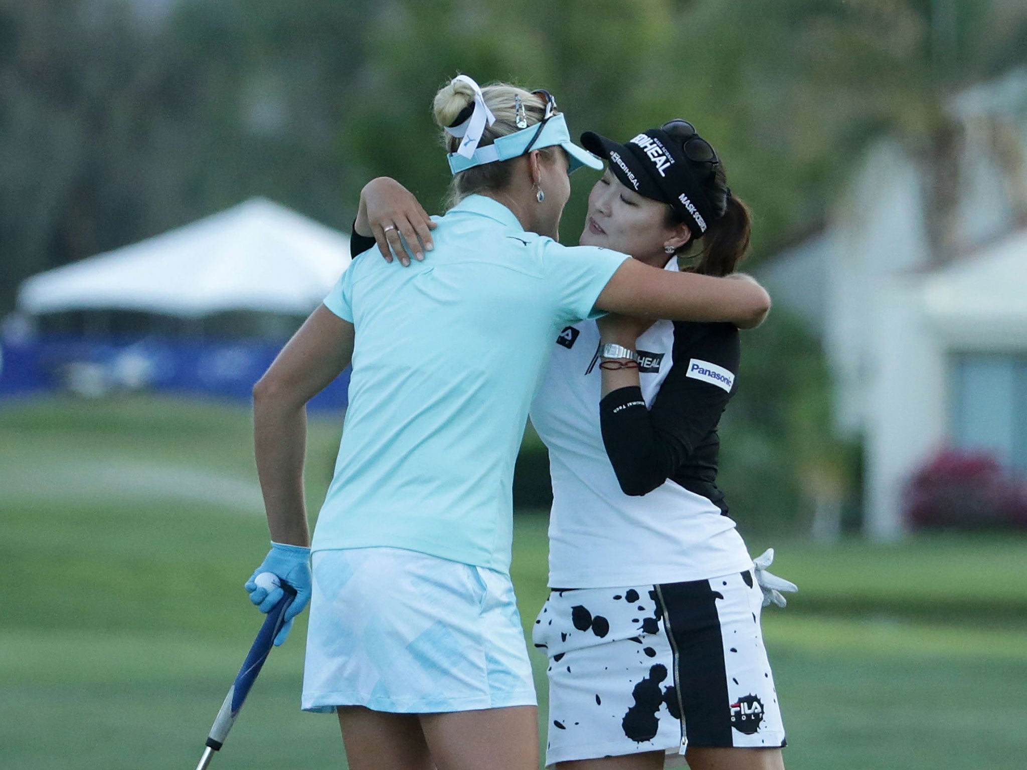 Lexi Thompson hugs So Yeon Ryu after losing the play-off