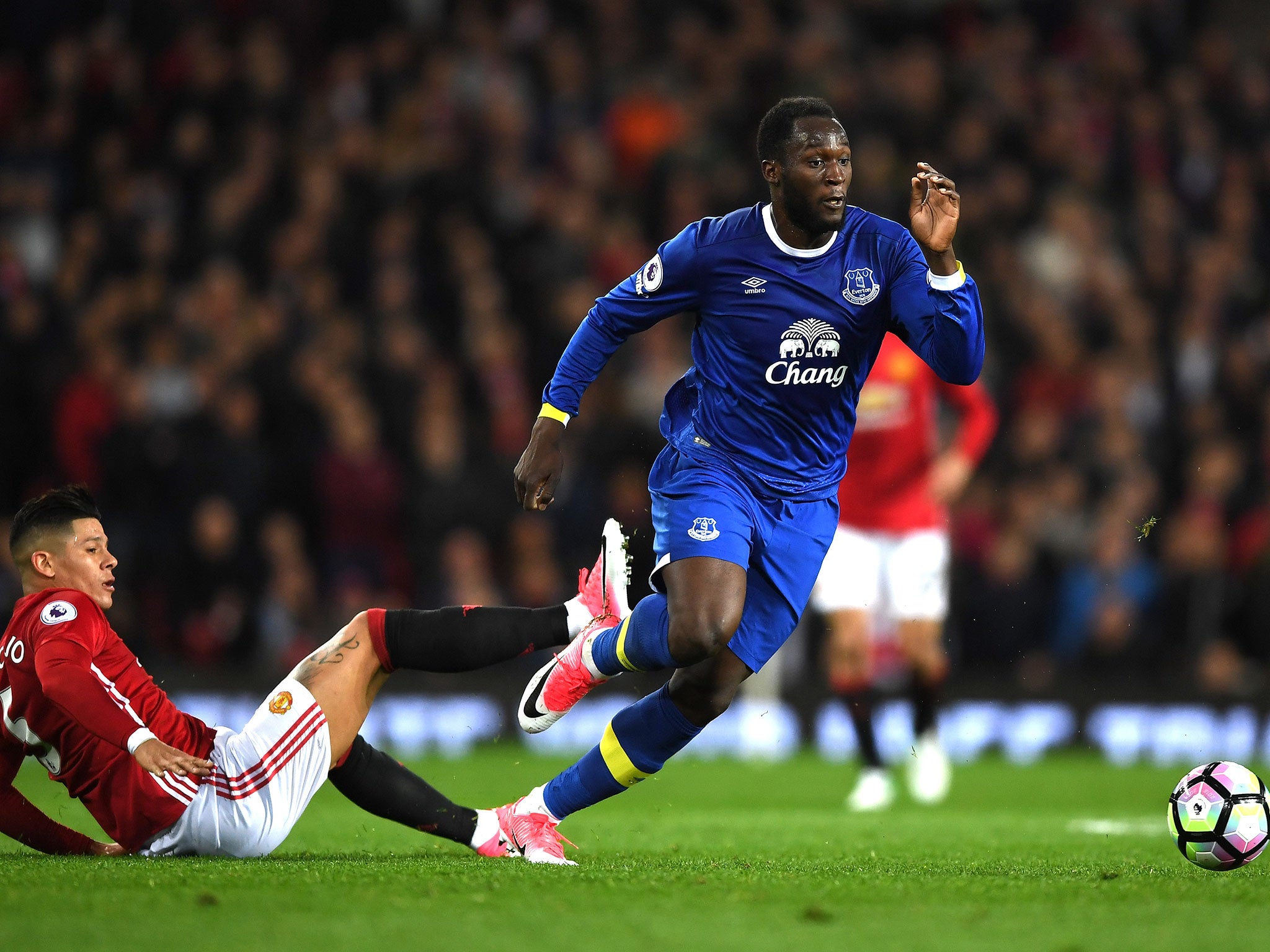 Lukaku gets away from Marcos Rojo