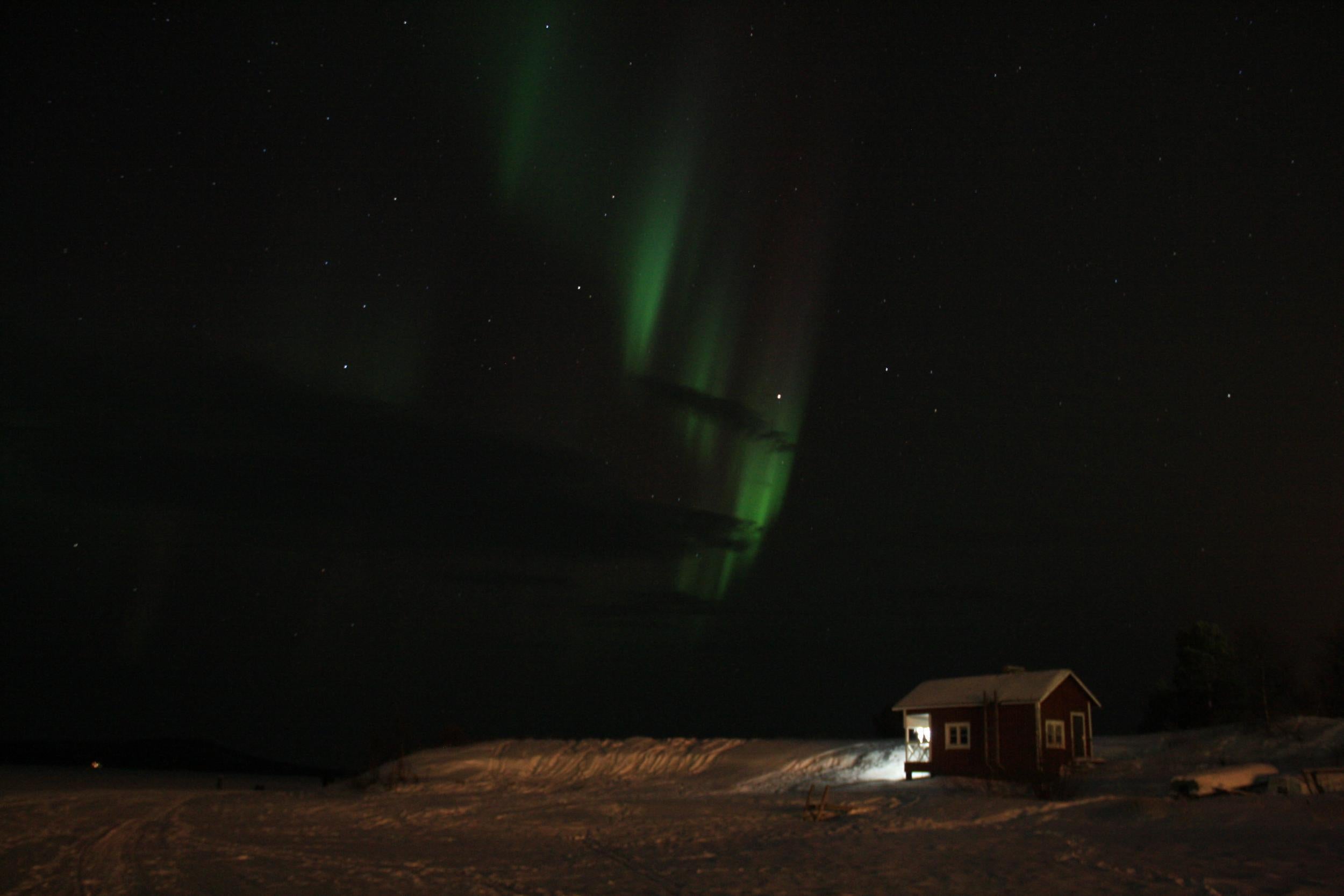 The Northern Lights over the mobile cabins on Lake Inari, Finland (Kelvin Lam )