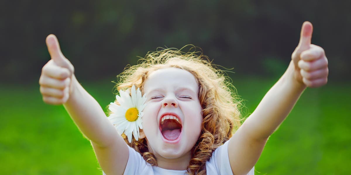 Улыбаться и смеяться чаще. Счастливый ребенок. Эмоция радость. Радостные дети. Дети смеются.
