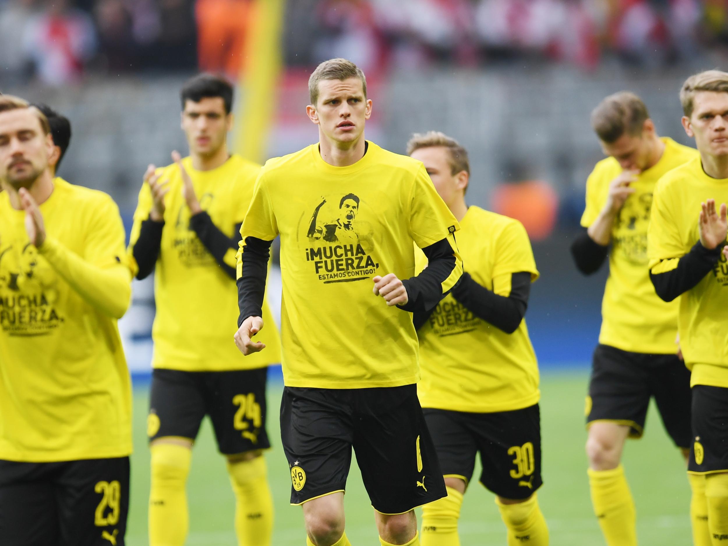 Dortmund players warmed up in Marc Bartra t-shirts