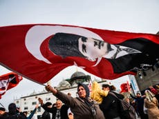 Turkish referendum on knife edge as polls give 'yes' vote slight lead