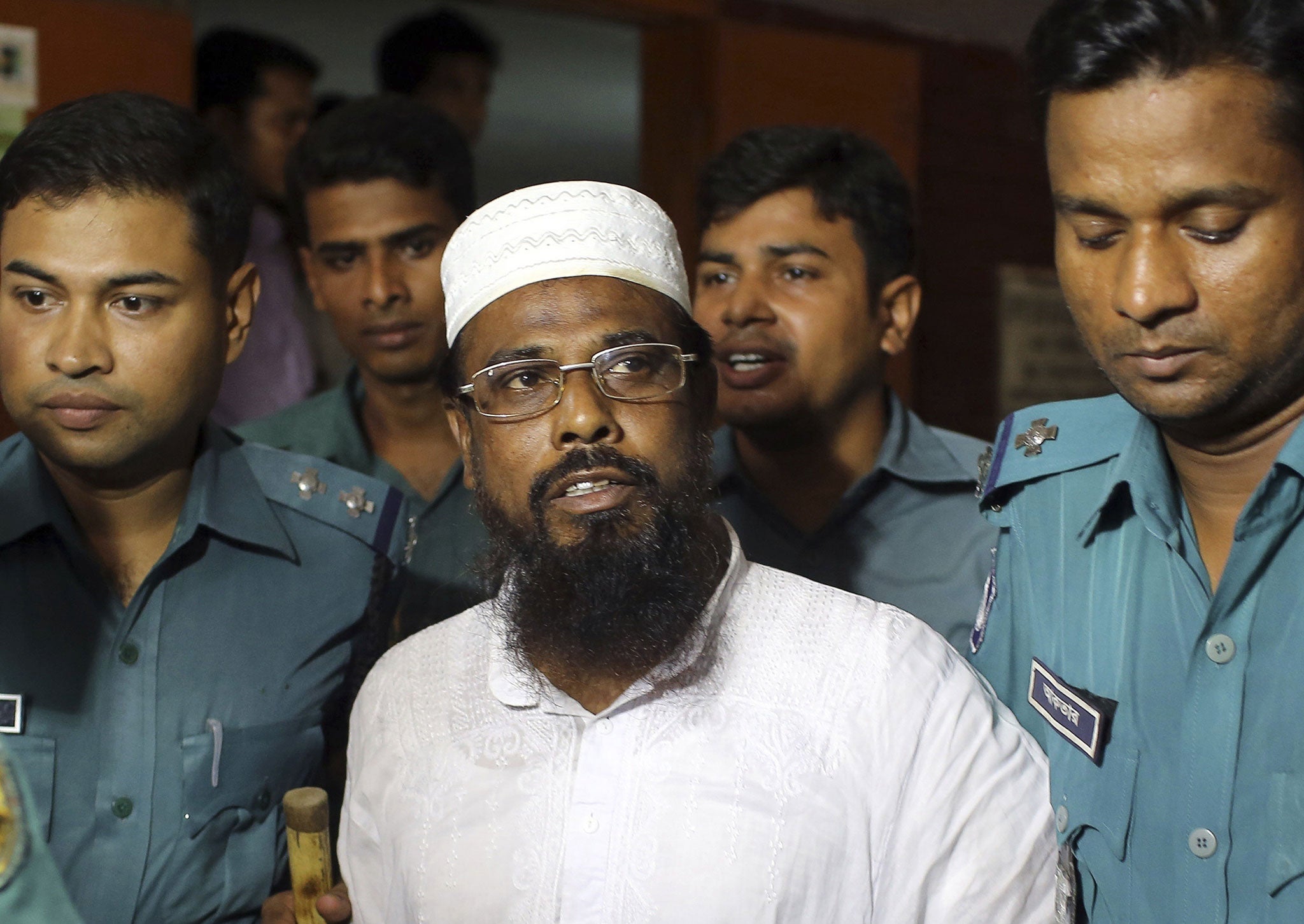 Mufti Abdul Hannan, centre, leader of banned radical group Harkatul Jihad al Islami, stands at a court in Dhaka