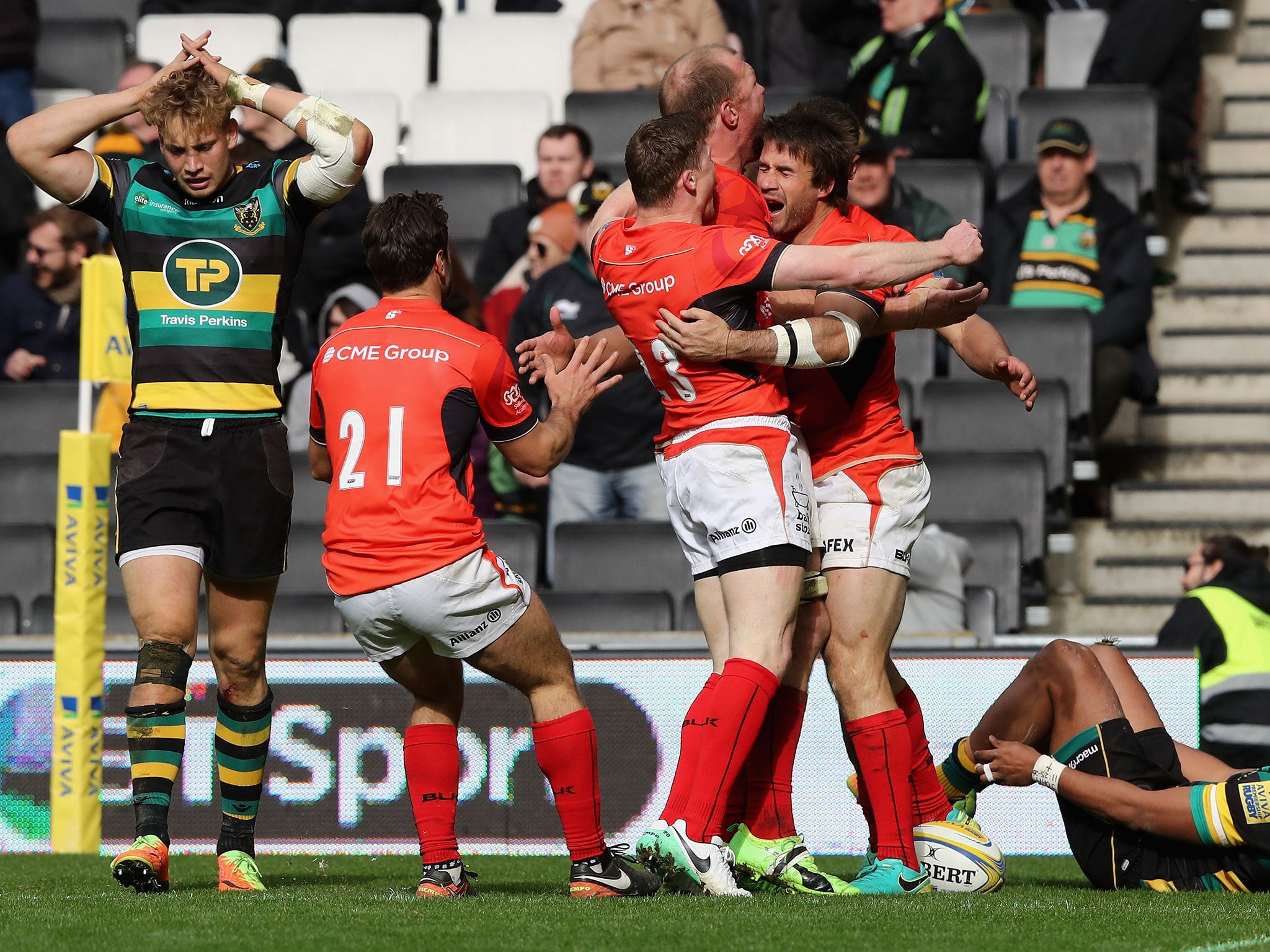Marcelo Bosch celebrates with his team-mates after scoring a last-minute try
