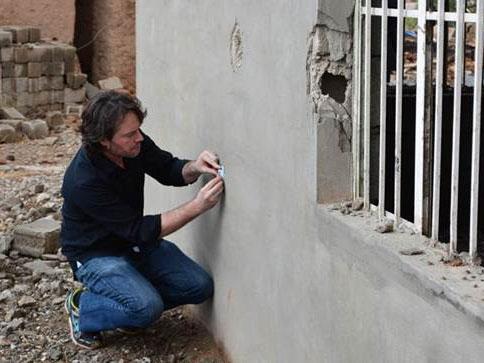 Piers Secunda works on casting a hole made by an Isis bullet in northern Iraq, 2015 (Secunda)