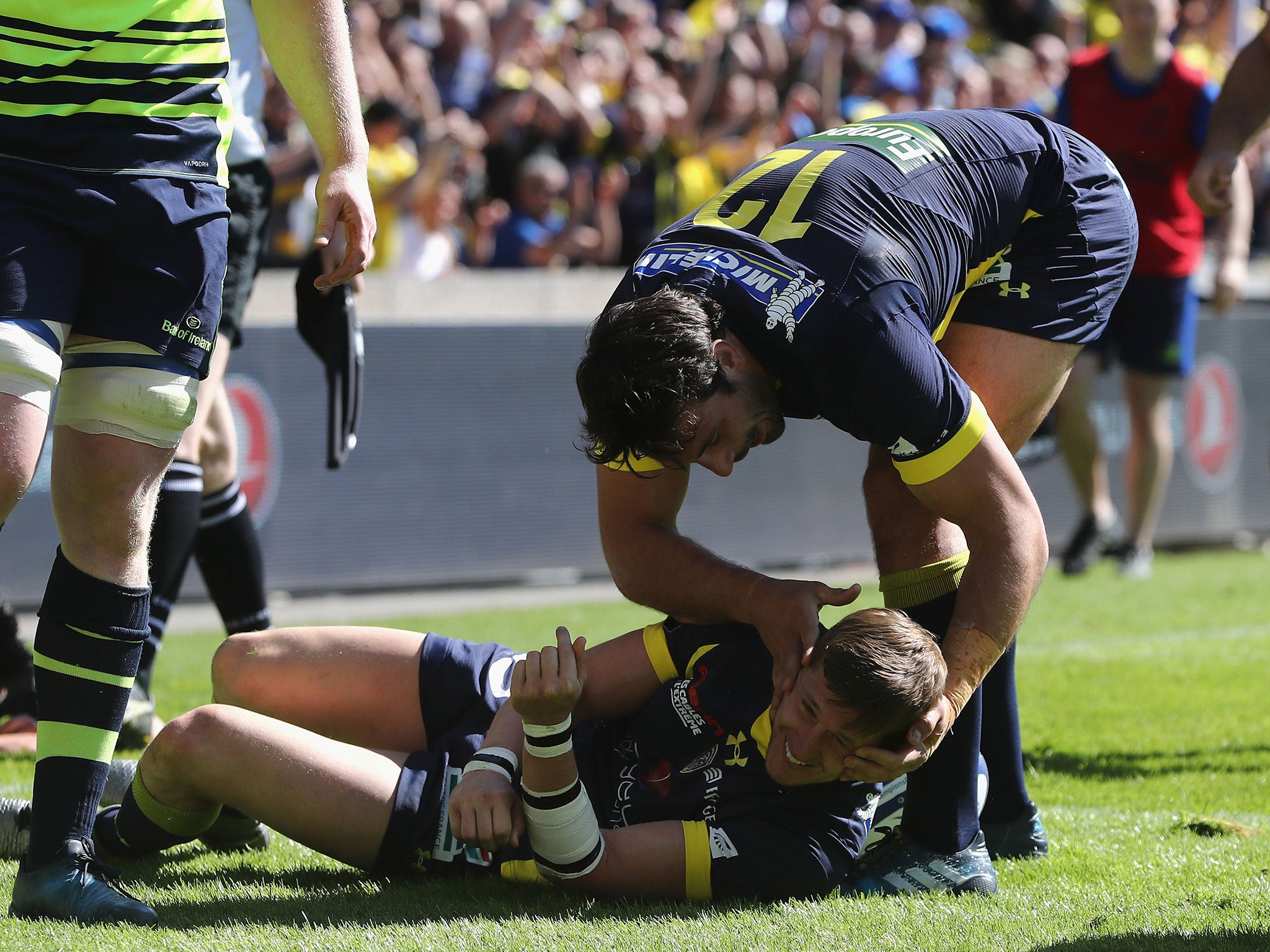 David Strettle celebrates after scoring a try for Clermont Auvergne