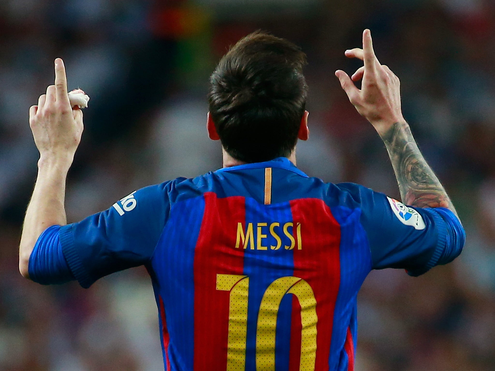 Lionel Messi scored a dramatic late winner to shake up La Liga's title race