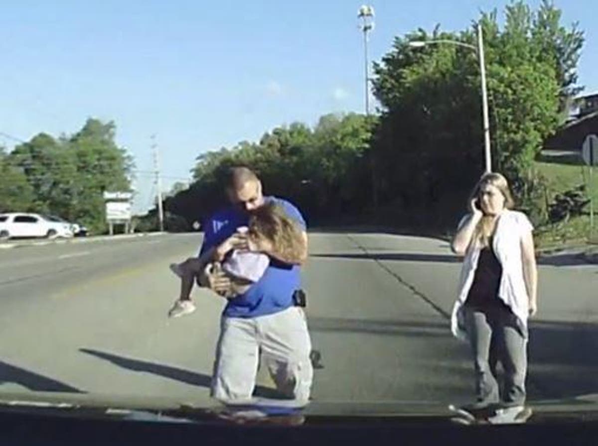 Video captures moment four-year-old girl falls from back of moving bus ...