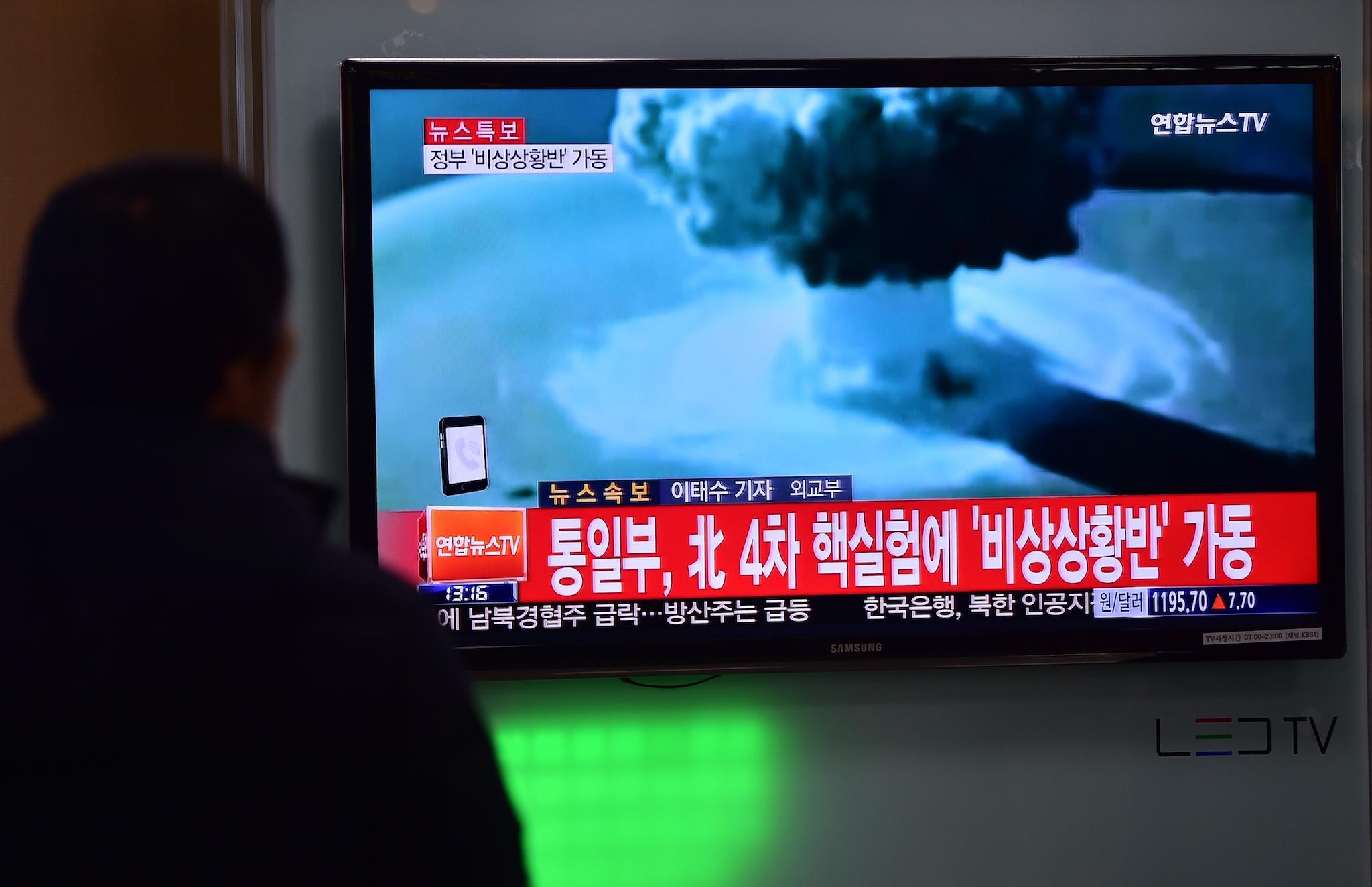 People watch a news report on North Korea's first hydrogen bomb test at a railroad station in Seoul on January 6, 2016