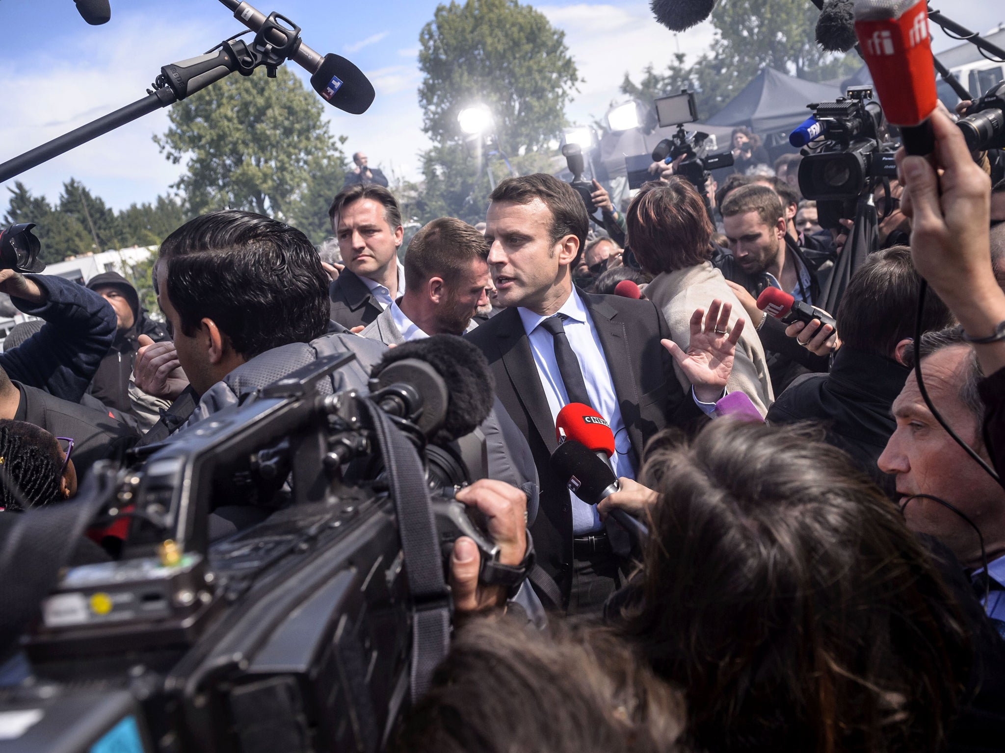 French presidential election candidate Emmanuel Macron has found a way to tap into the populist wave. Why can't British Remainers find their own alternative?
