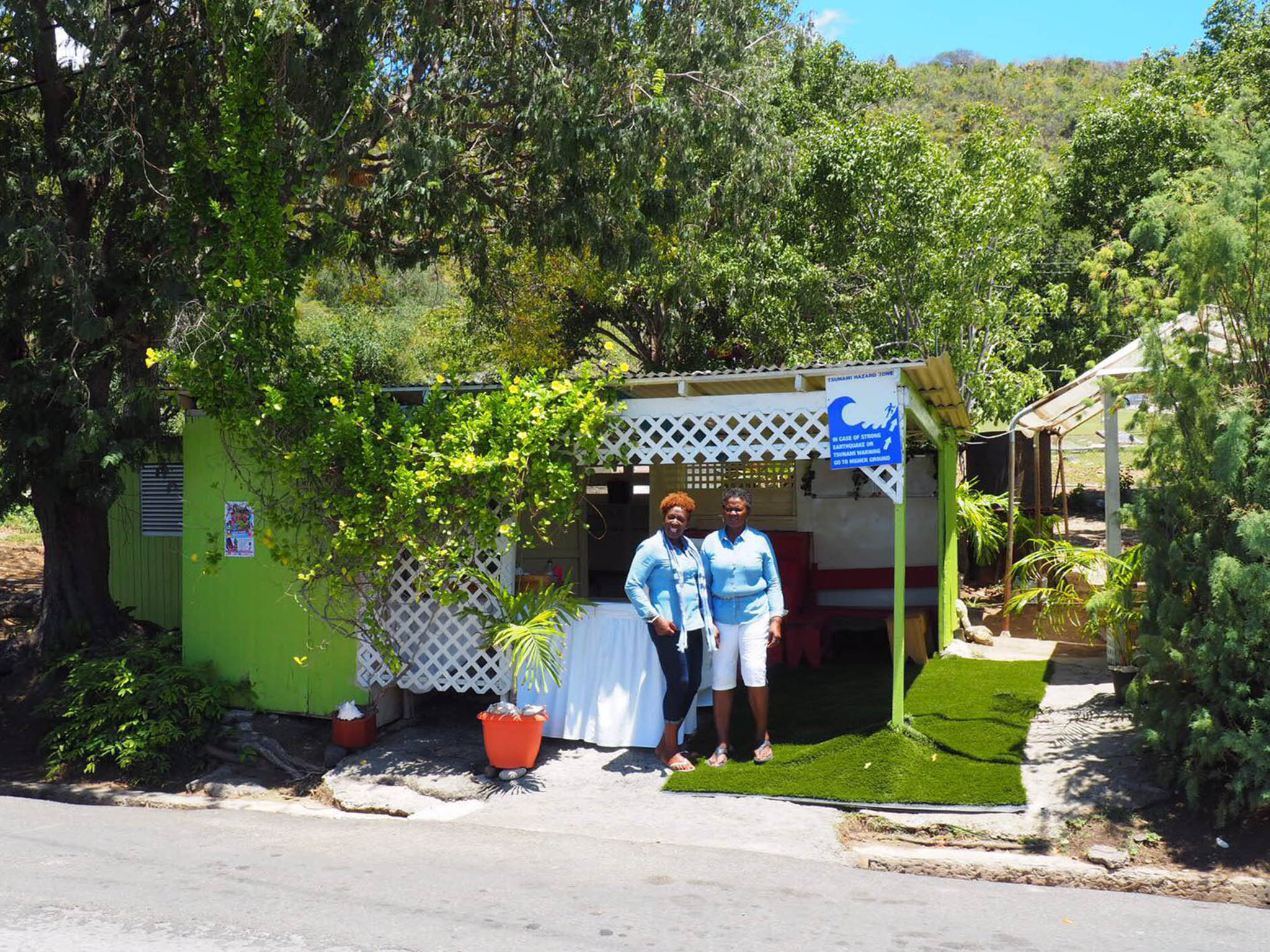 Arlene and Carvell's kitchen doesn't have a sign, but thanks to the colour, your can't miss it