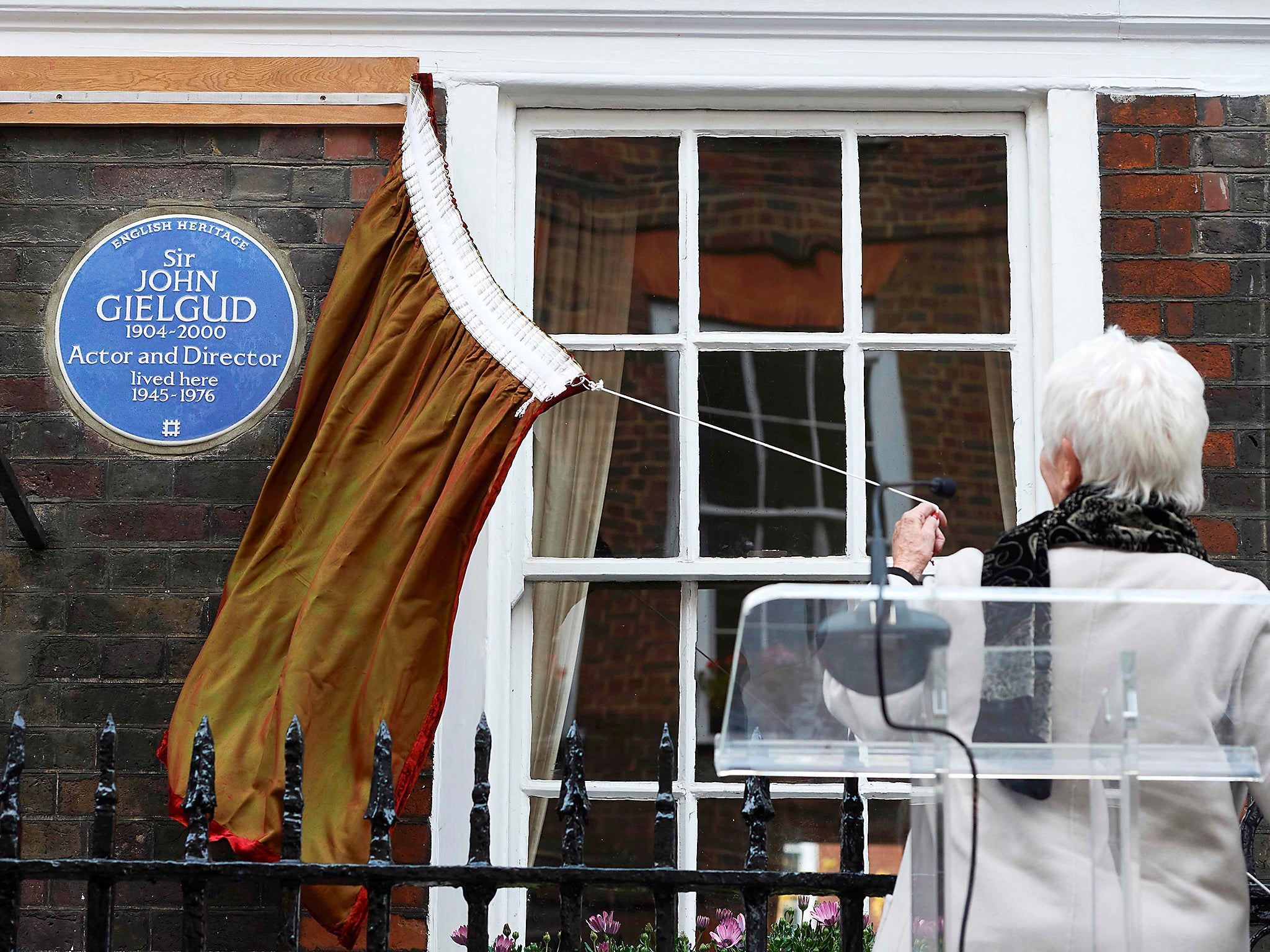 Dame Judi Dench unveils a plaque for Sir John Gielgud