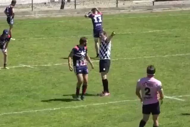 The Saint-Esteve player turns to confront referee Benjamin Casty