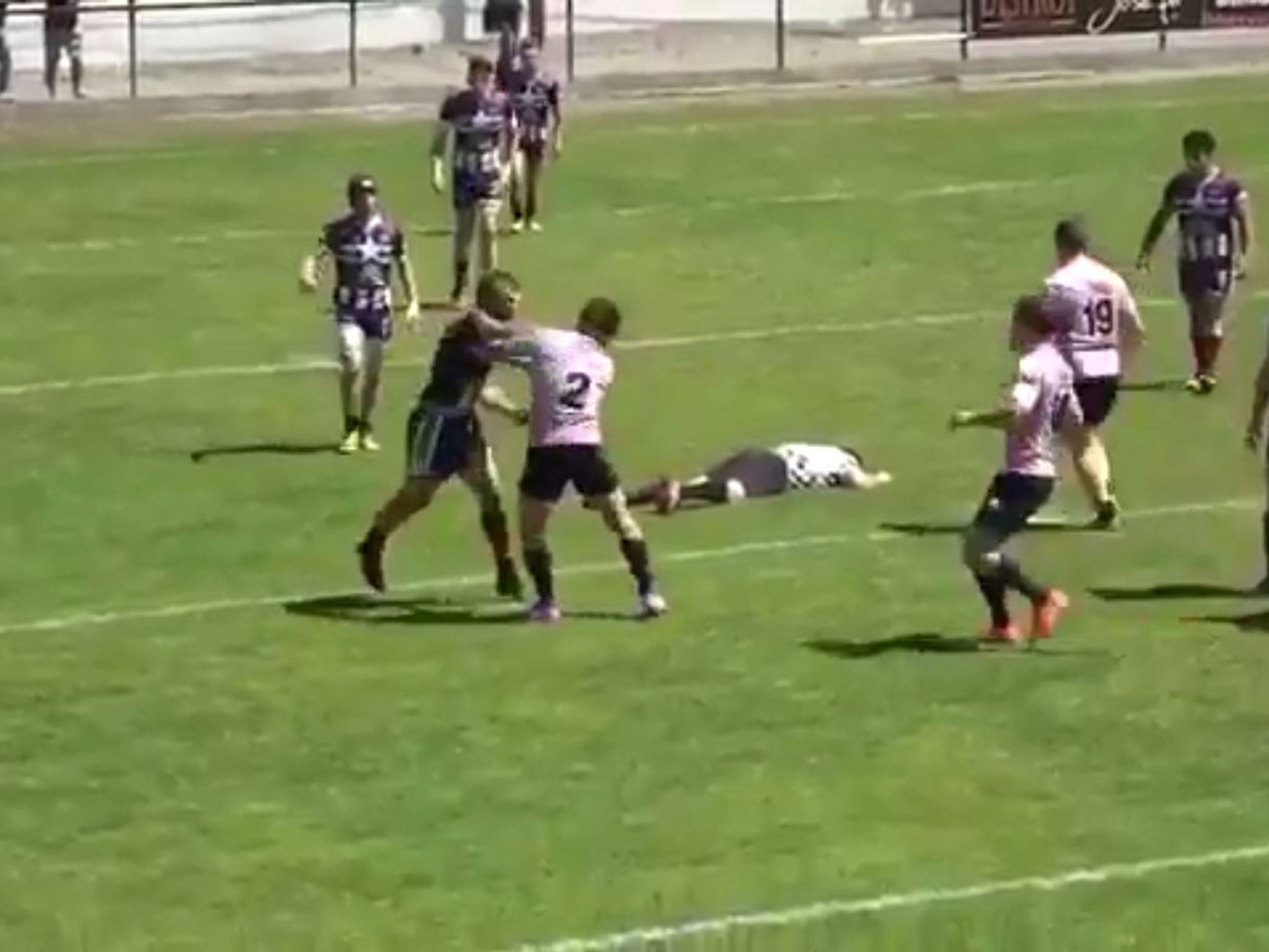 Toulouse players confront the Saint-Esteve centre who starts throwing more punches