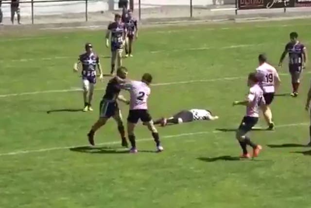 Toulouse players confront the Saint-Esteve centre who starts throwing more punches
