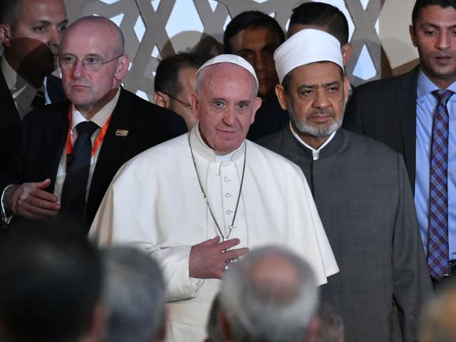 Pope Francis stands next to Sheikh Ahmed al-Tayeb (R), the Grand Imam of Al-Azhar, during a visit to the prestigious Sunni institution in Cairo on 28 April, 2017