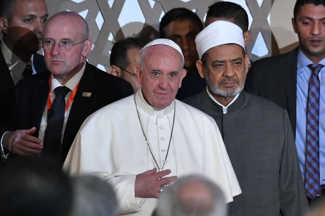 Pope Francis stands next to Sheikh Ahmed al-Tayeb (R), the Grand Imam of Al-Azhar, during a visit to the prestigious Sunni institution in Cairo on 28 April, 2017