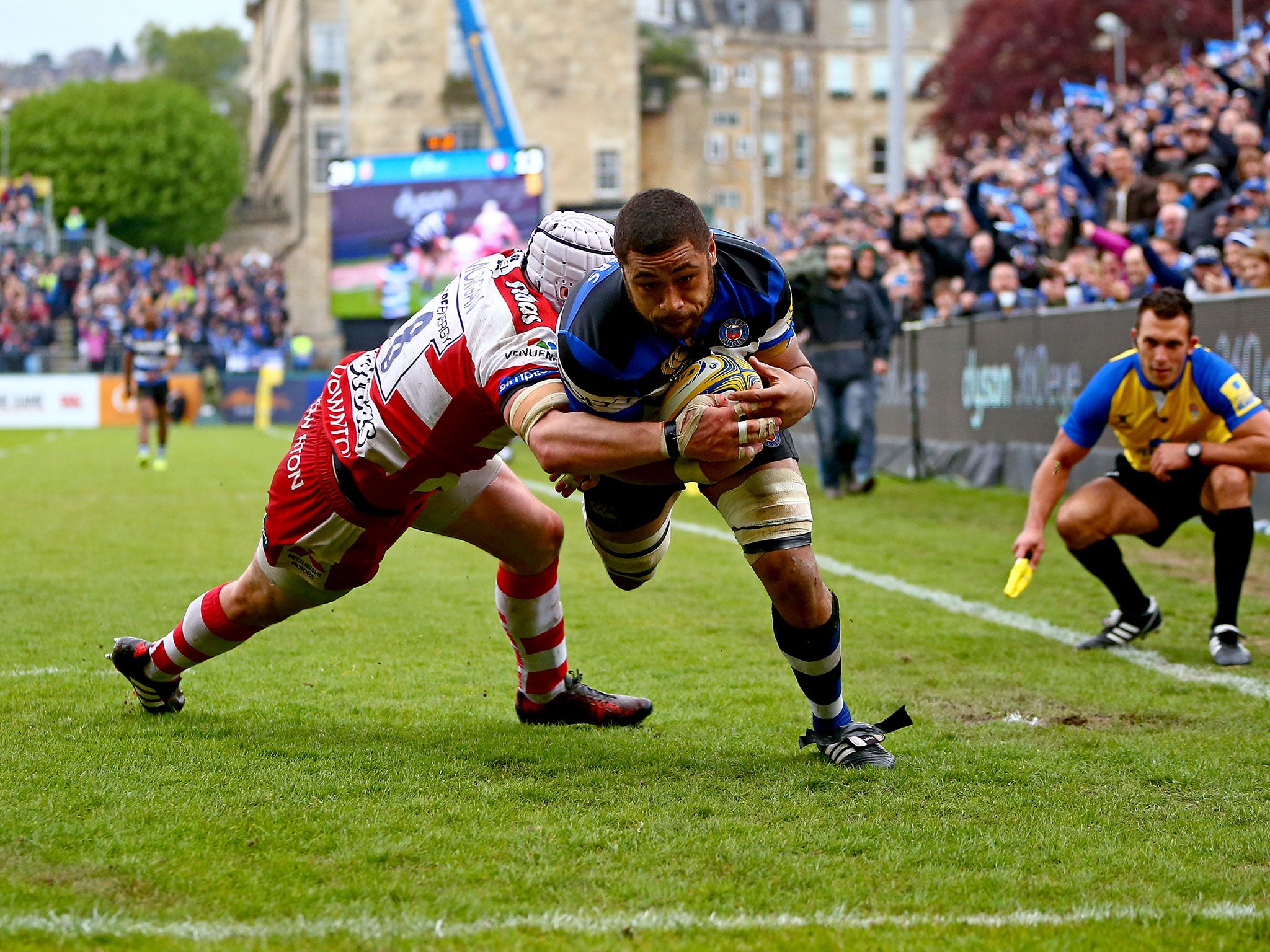 Taulupe Faletau dives to touch down for a Bath try