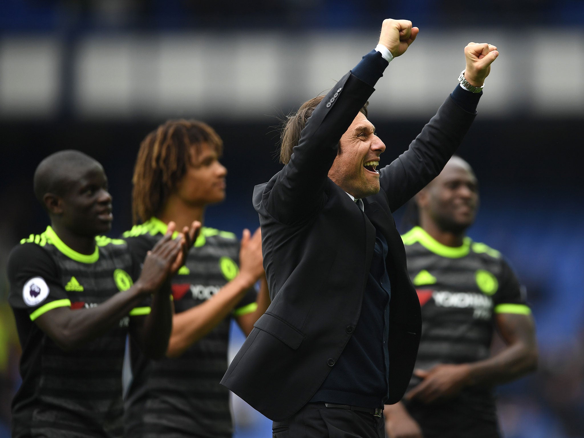 Conte celebrates with his players after Chelsea's recent win over Everton
