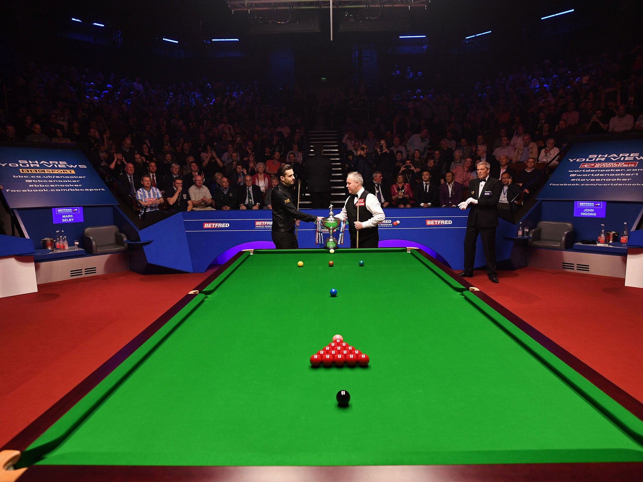 Mark Selby and John Higgins shake hands ahead of the final session