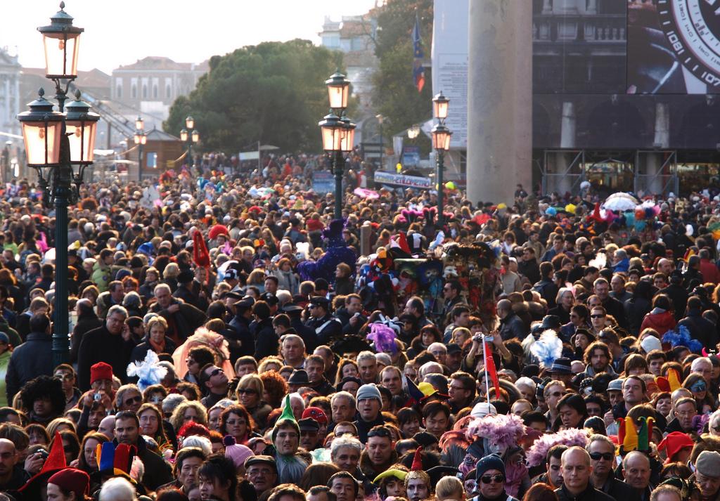 Crowds near Piazza San Marco can be overwhelming during summer (Mararie/Flickr )