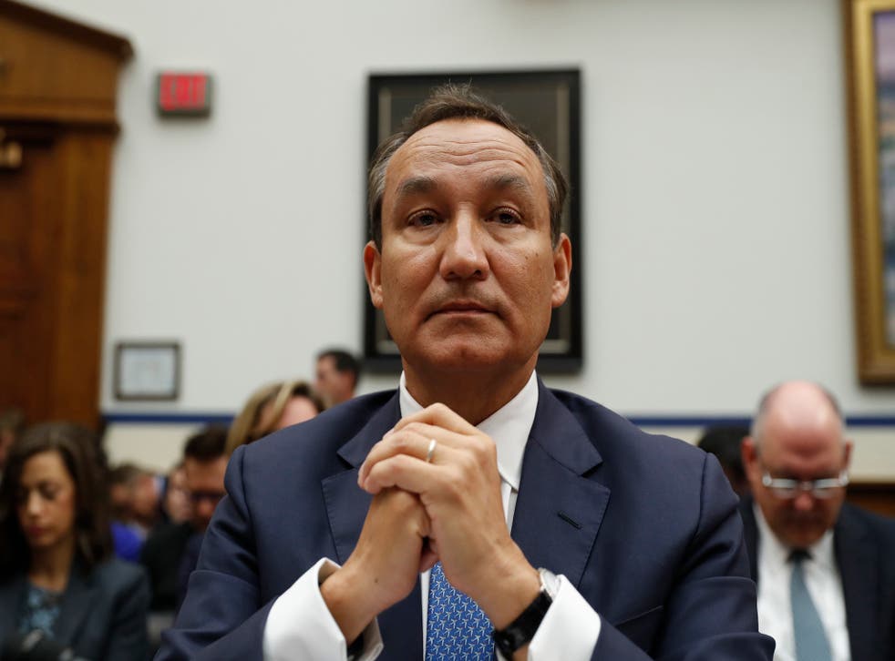 United Airlines CEO Oscar Munoz prepares to testify on Capitol Hill in Washington