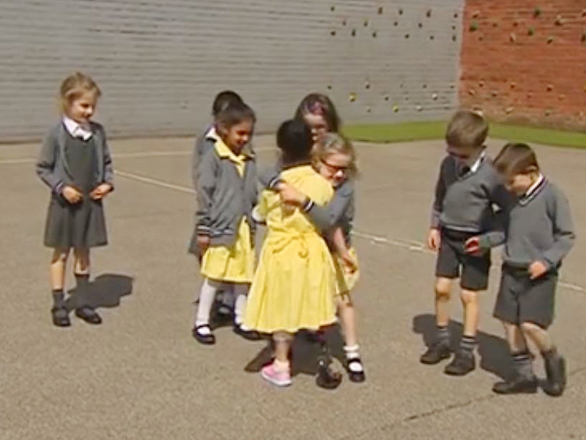 3d Boy Sex - Seven-year-old girl shows friends her new prosthetic leg for ...