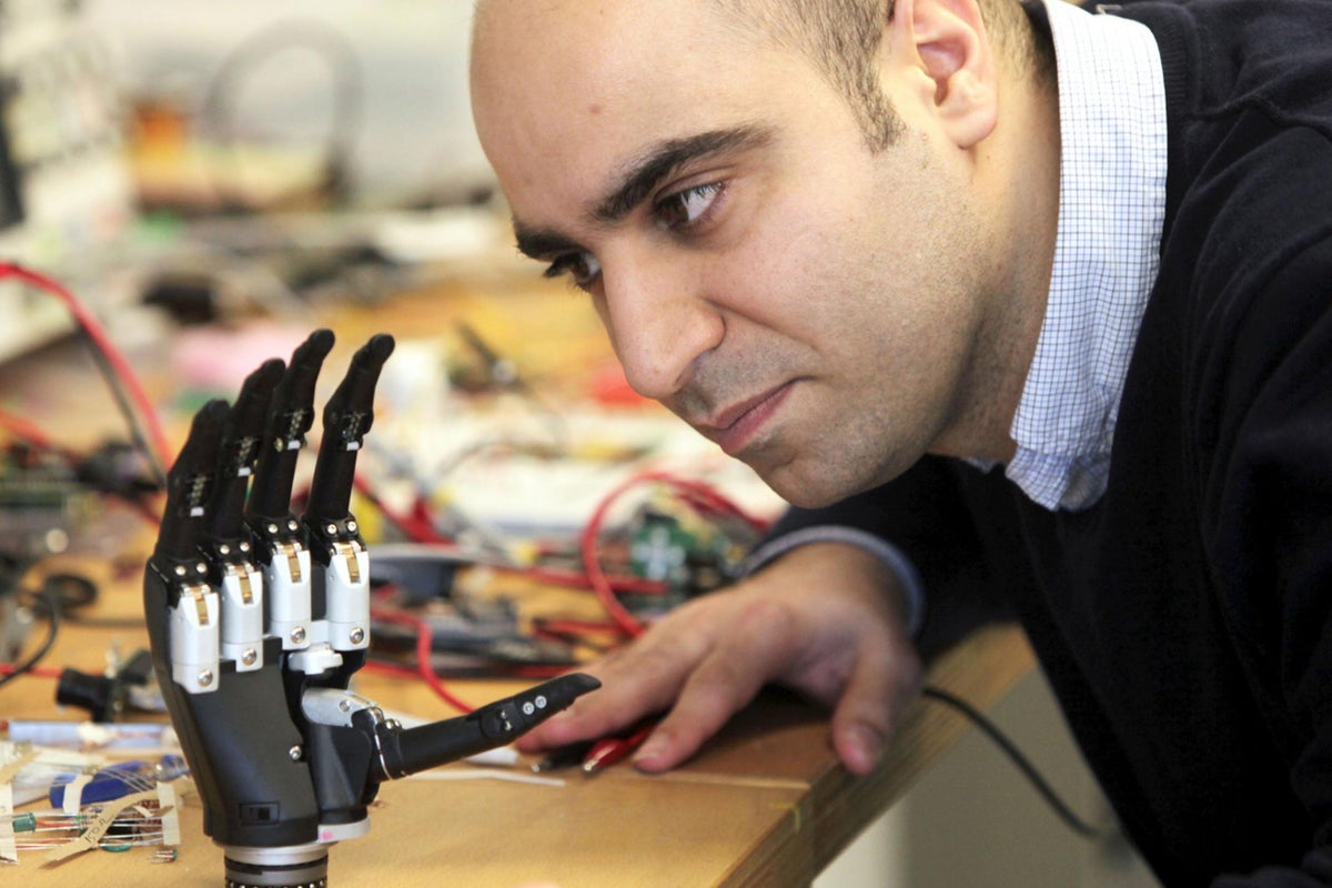Scientists unveil revolutionary bionic hand that ‘sees’ objects and ...