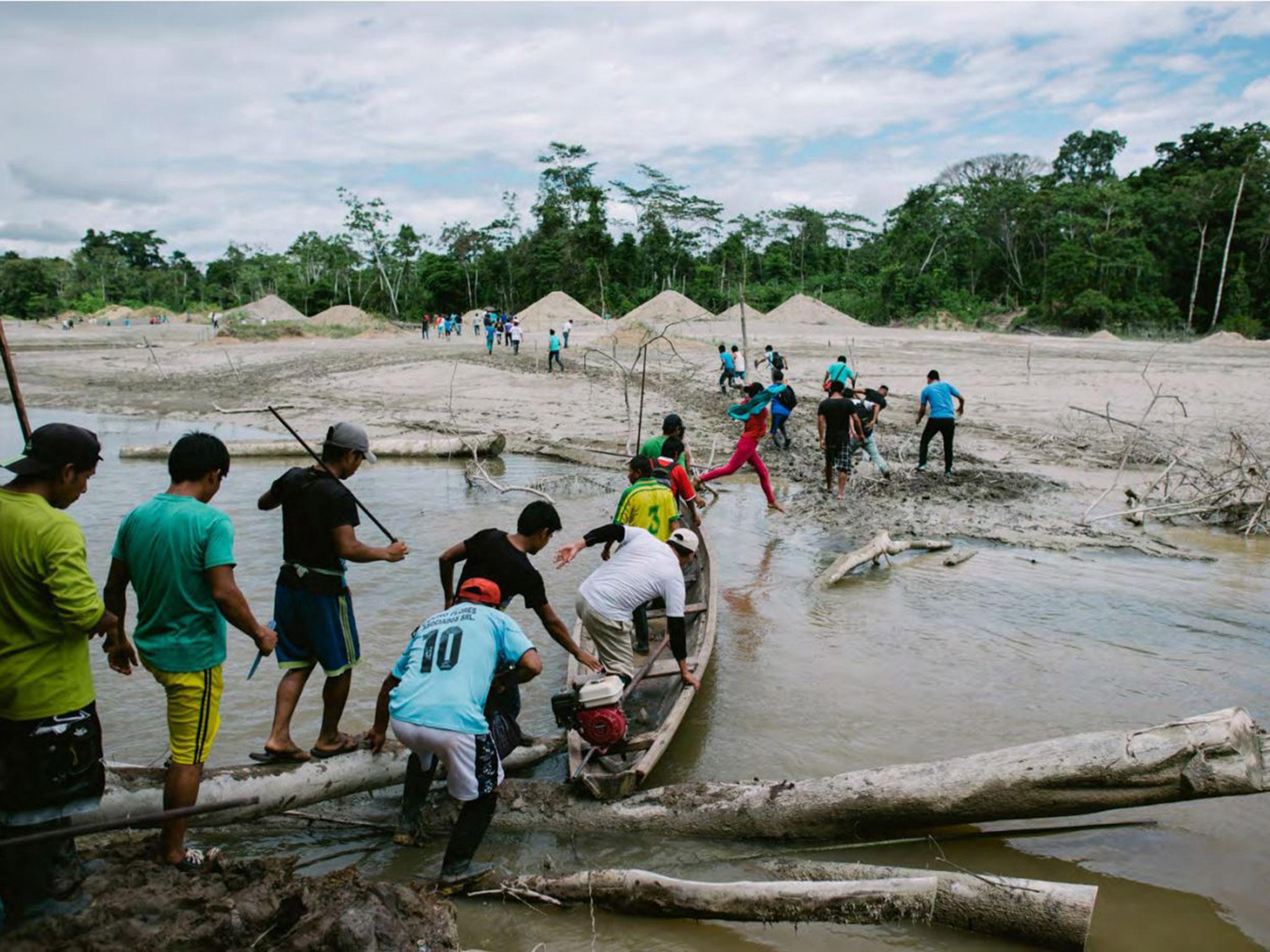 &#13;
Members of the Wampis community arrive at an illegal mining site on the Pastacillo river to protest the miners’ activity (Jacob Balzani Lööv)&#13;